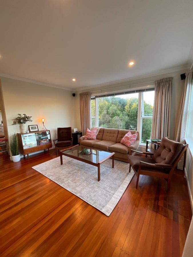 Refined, Retro & Relaxing Villa Paraparaumu Exterior photo